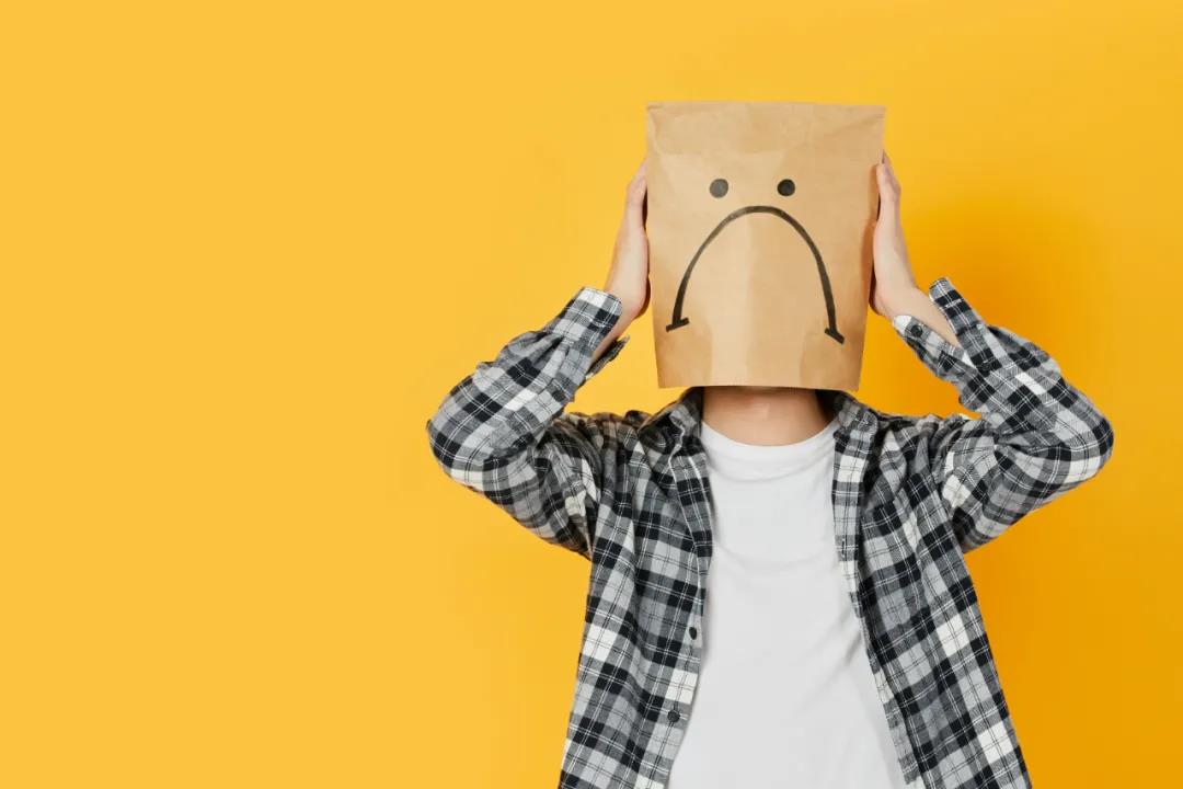 假裝合群，其實(shí)很疲倦，假裝外向的人，放過(guò)自己吧